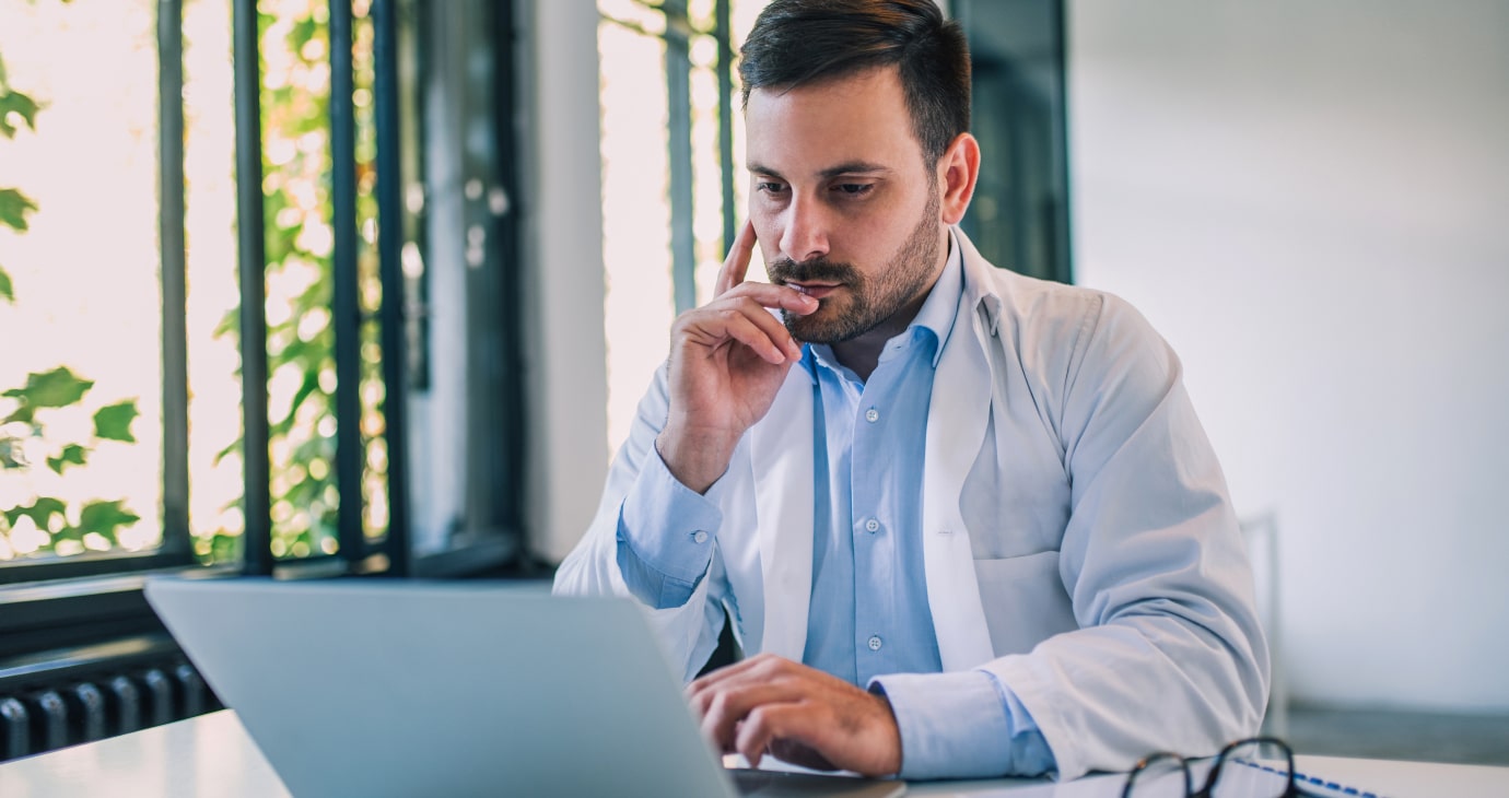 médico usando las redes sociales