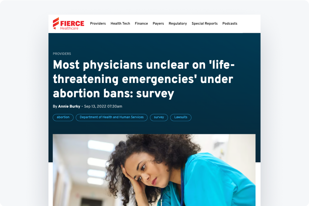 Se presenta a un profesional de la salud preocupado, con un titular que aborda la incertidumbre de los médicos sobre las "emergencias potencialmente mortales" en el marco de las prohibiciones del aborto. Los conocimientos de plataformas como Sermo y la orientación del consejo asesor médico son vitales para afrontar estos desafíos.